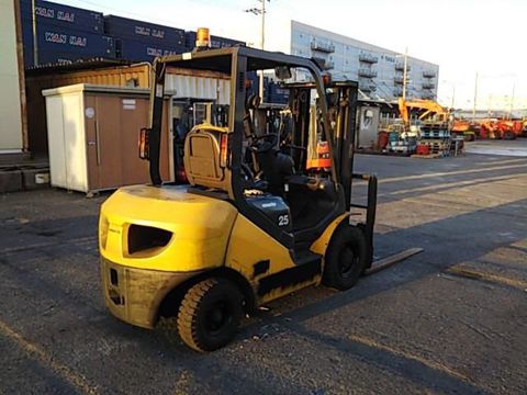 Những lý do nên sử dụng xe nâng Komatsu 2,5 tấn cũ cho doanh nghiệp